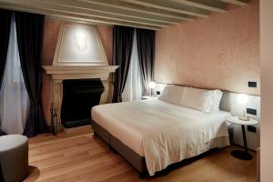מיטה או מיטות בחדר ב-Ca' dei Proverbi Suites