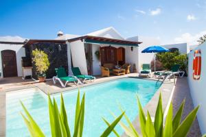 een villa met zwembad en huis bij ALIZUTH VILLA in Puerto del Carmen