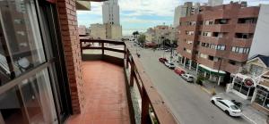 Blick auf eine Stadtstraße aus dem Fenster in der Unterkunft Patagonia Apart Hotel in Puerto Madryn