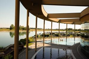 Blick auf den Pool eines Resorts in der Unterkunft St. Martins Therme & Lodge in Frauenkirchen