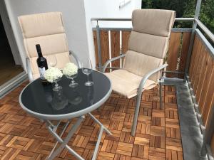 Duas cadeiras e uma mesa numa varanda em Ferienwohnung Maria em Überlingen