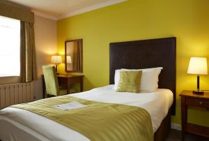 En eller flere senge i et værelse på Red Lion Hotel by Greene King Inns