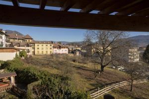 Blick auf eine Stadt vom Balkon eines Gebäudes in der Unterkunft B&B Las Vegan in Cles + 20 Fotos
