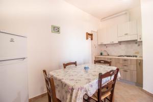 uma cozinha com uma mesa com uma toalha de mesa em Le Villette di Villa Aurora em Lampedusa