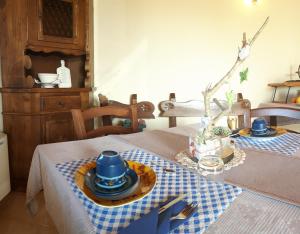 a table with two blue hats on top of it at B&B NUZZI in Cassano delle Murge