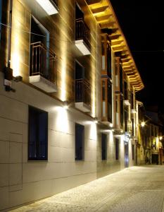 una calle vacía delante de un edificio por la noche en Hotel NERU con Encanto en León