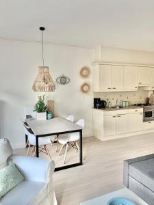 uma sala de estar com uma mesa e uma cozinha em Apartment Sunflower Zandvoort em Zandvoort