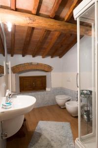 uma casa de banho com 2 lavatórios e 2 WC em Tenuta dei Cavalieri em Molino del Piano