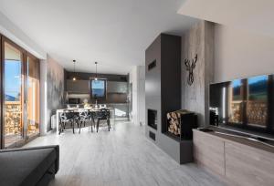 Televízia a/alebo spoločenská miestnosť v ubytovaní Apartament Widok