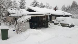 ロヴァニエミにあるHouse close to Santa's Villageの雪に覆われた家