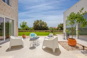 Κήπος έξω από το Villa Vela Muline - 8 plus 2 guests - heated pool