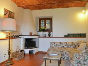ein Wohnzimmer mit einem Sofa und einem Kamin in der Unterkunft Belvilla by OYO Eugenio in Cortona