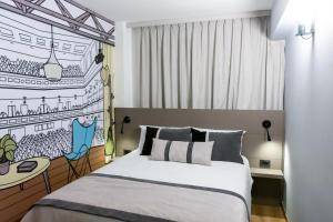 a bedroom with a bed and a table at ibis Styles Buenos Aires Florida in Buenos Aires