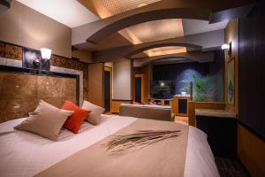 a bedroom with a large bed in a room at HOTEL ZEN Yokohama Hazawa in Yokohama