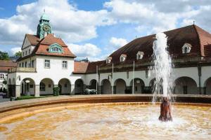 Kolam renang di atau dekat dengan Traumhafte Kurstadt Apartment Moderne 2ZKB Balkon-Parkplatz 7-24 Check-in
