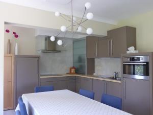 eine Küche mit einem Tisch und blauen Stühlen in der Unterkunft Vanden Broeck in Ostende