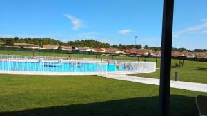 Blick auf einen Pool mit Menschen darin in der Unterkunft La Casa del Hilario in Milagro