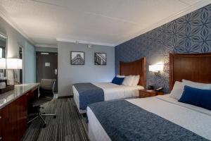 Säng eller sängar i ett rum på Best Western PLUS Franklin Square Inn