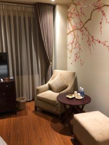 Un lugar para sentarse en Le Grand Hanoi Hotel - The Oriental