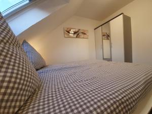 1 dormitorio con cama y espejo en Haus Schneider, en Winterberg