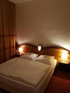 Ein Bett oder Betten in einem Zimmer der Unterkunft Gästehaus Kaiserhof Lübeck
