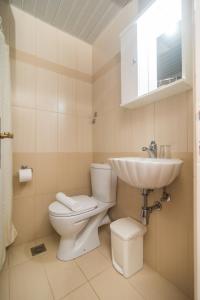 Bathroom sa Kommeno Bay Apartments