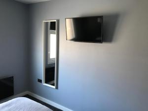 TV a/nebo společenská místnost v ubytování Cozy Rooms