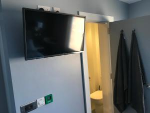 TV a/nebo společenská místnost v ubytování Cozy Rooms