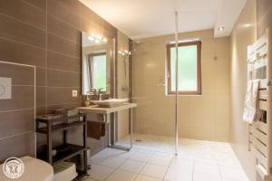 Koupelna v ubytování Le Chalet Du Pic SPA privé & Fitness