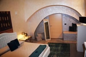 a bedroom with a bed and an arched doorway at La Torre del Tempo in Turi