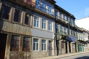ein altes Gebäude mit vielen Fenstern auf einer Straße in der Unterkunft Practical and Comfortable Apartment with Garden in Porto