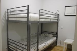 Divstāvu gulta vai divstāvu gultas numurā naktsmītnē Practical and Comfortable Apartment with Garden