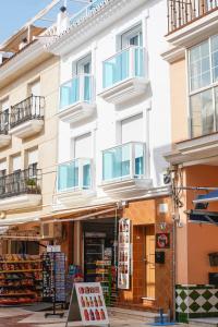 een gebouw met een boekwinkel ervoor bij Estudio con balcones 2ºA playa76 in Torremolinos
