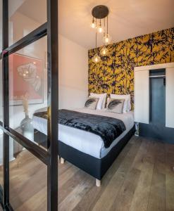 a bedroom with a bed with a black and yellow wall at Mini loft 1 bedroom 2 steps from Av Louise in Brussels