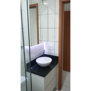 La salle de bains est pourvue d'un lavabo et d'un miroir. dans l'établissement Apartamento Novinho Próximo as Praias, Centro e Restaurantes - Excelente localização, à Ubatuba