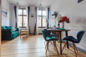 sala de estar con mesa y sillas en Best 2 Rest Apartment, en Toruń