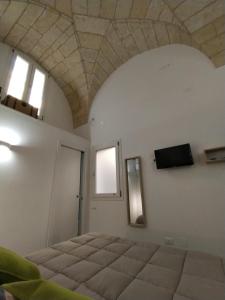 1 dormitorio con 1 cama con techo de piedra en Casa da Giacomo (barocco), en Lecce