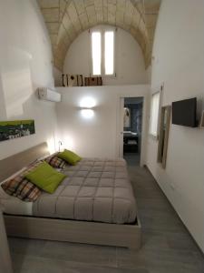 una camera da letto con un letto grande in una stanza di Casa da Giacomo (barocco) a Lecce