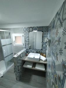 un bagno con lavandino e specchio di Casa da Giacomo (barocco) a Lecce Altre 21 foto