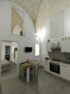 una cucina con un tavolo e sedie in una stanza di Casa da Giacomo (barocco) a Lecce