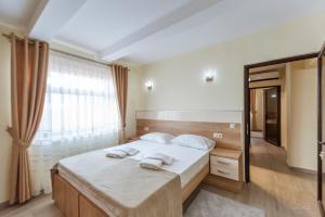 Tempat tidur dalam kamar di Dany Luxury Apartments