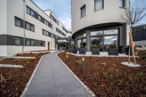 een loopbrug voor een gebouw bij EE Hotel in Kassel