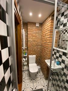łazienka z toaletą i umywalką w obiekcie My place in Poznan w Poznaniu