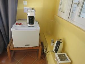 una cafetera sentada en una mesa en una habitación en Entre vignes et dentelles, en Courthézon