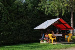 Um jardim no exterior de Domki Pod Wzgórzem