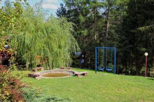Um jardim no exterior de Domki Pod Wzgórzem