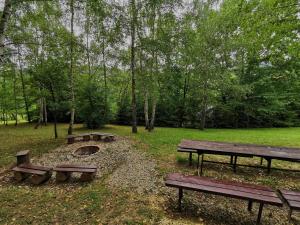 Um jardim no exterior de Domki Pod Wzgórzem