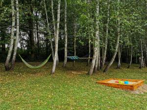 Um jardim no exterior de Domki Pod Wzgórzem