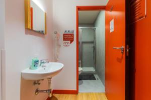 Łazienka w obiekcie Ok Hostel Madrid