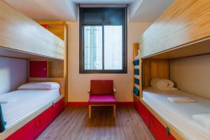 Łóżko lub łóżka w pokoju w obiekcie Ok Hostel Madrid